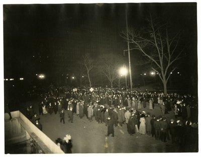 Suffrage Parade, Greenwich Village, New York, USA, ca 1915-18 (foto av gelatinsilver) av Jessie Tarbox Beals
