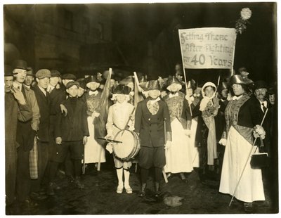 Suffrage Parade, Greenwich Village, New York, USA, ca 1915-18 (foto av gelatinsilver) av Jessie Tarbox Beals