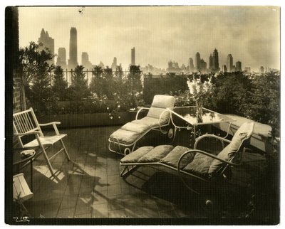 Terrace of Mrs Alice Woodward Rhinehardt, 400 E 52 St, c.1936-37 (gelatinsilverfoto) av Jessie Tarbox Beals