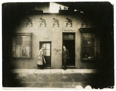 "The Treasure Box" en av de pittoresta butikerna i byn Dess dekorationer är förslag från piraten Captain Kidd av Jessie Tarbox Beals