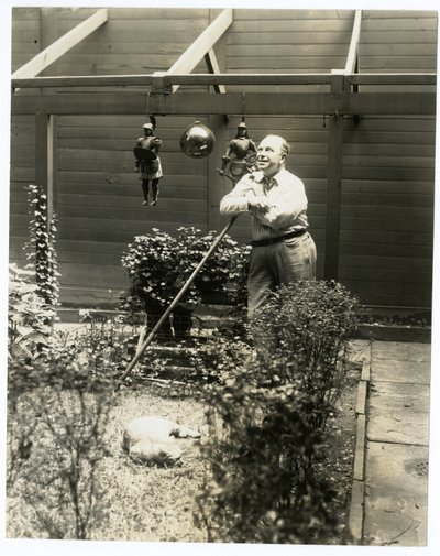 Tony Sarg i sin trädgård av Jessie Tarbox Beals