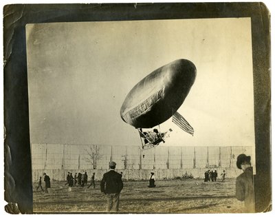 Luftskepp "Staden St Mande". av Jessie Tarbox Beals