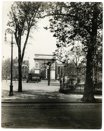 Washington Square North, New York, USA, ca 1905-40 (foto av gelatinsilver) av Jessie Tarbox Beals
