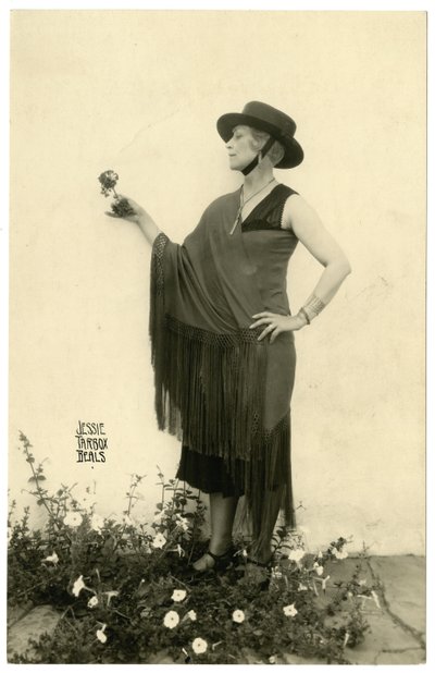 Kvinna som håller en blomma, ca 1905-40 av Jessie Tarbox Beals