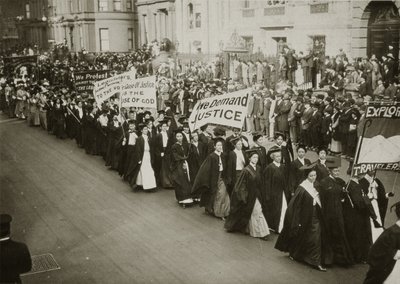 Women in academic dress marching in a suffrage parade in New York City, 1910  av Jessie Tarbox Beals
