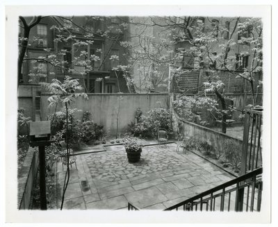 uteplats på baksidan med fågelhus, New York, USA, ca 1905-40 (foto av gelatinsilver) av Jessie Tarbox Beals