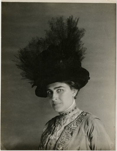 närbild av fjäderhatt, ca 1905-18 (foto av gelatinsilver) av Jessie Tarbox Beals