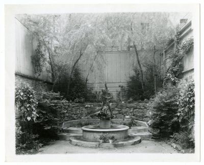 trädgårdsfontän, ca 1905-40 (foto av gelatinsilver) av Jessie Tarbox Beals
