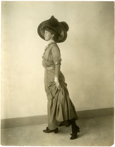 modell i fjäderhatt, ca 1905-18 (foto av gelatinsilver) av Jessie Tarbox Beals