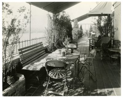 uteplats med utsikt över floden, ca 1936-37 (foto av gelatinsilver) av Jessie Tarbox Beals