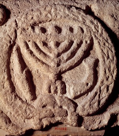 Judendom: arkitektoniskt element i basalt av en synagoga dekorerad med en ljusstake med sju grenar (menora eller menora), palm och trumpet. Från Transjordan. Omkring 100 e.Kr. Paris, Louvren av Jewish School