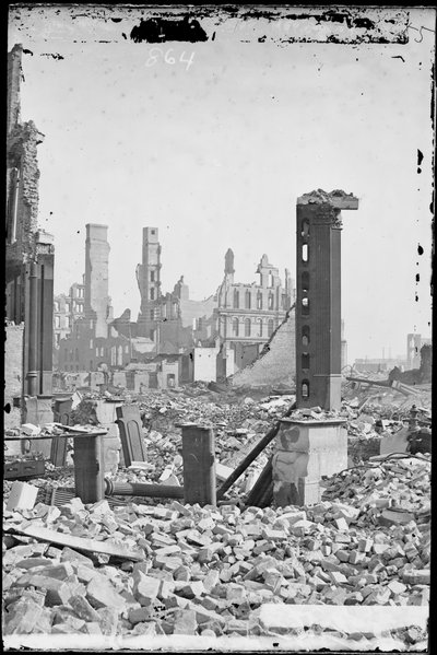 Utsikt från sydvästra hörnet av Dearborn och Monroe Street, som visar Grand Pacific Hotel i bakgrunden och ruinerna av Honore Block i förgrunden efter branden i Chicago 1871, ca 1871 av Jex Bardwell
