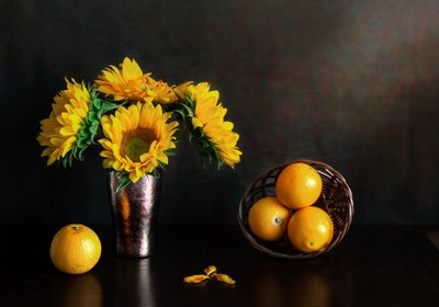 Gyllene solrosor och apelsiner av Jie Fischer