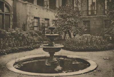 Forntida mullbärsträd och fontän i Garden of Drapers Hall, c1935. av Joel