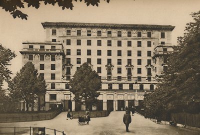 Bergsmassa av murverk på West Ends mest värdefulla plats, c1935. av Joel