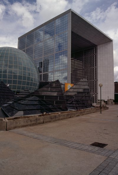 Byggnader i La Defense-distriktet, Paris, Ile-de-France, Frankrike, Detalj av Johan Otto von & Andreu Paul (1938 2018) Spreckelsen