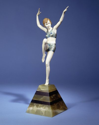 Beach Dancer, ca 1935 (rons och elfenben, kallmålad patina, grön och svart onyxbas) av Johann Philipp Ferdinand Preiss