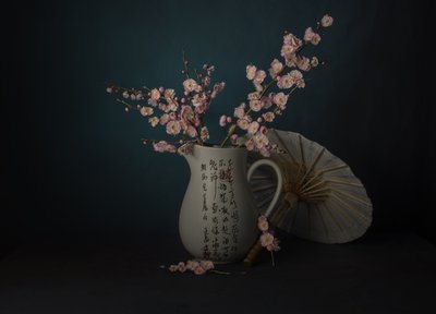 Stilleben med orientaliska rosa blommor av John-Mei Zhong