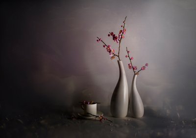 Stilleben med vårblommor av John-Mei Zhong