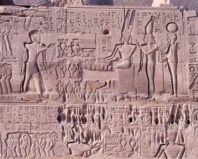 Egypten, Old Thebe, Luxor, Karnak Temple Complex, Precinct of Amun-Re, Great Hypostyle Hall, North wall, Relief med Seti I krigsscener i Syrien och Palestina, detalj med offer till gudar av Walter Charles Mills