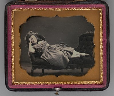 Namnlöst porträtt av en flicka liggande på en schäslong, 1855. av John Adams Whipple