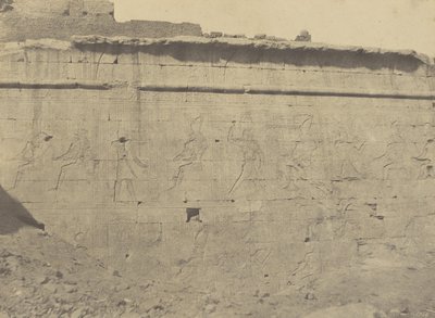 Edfu, skulpturer och inskriptioner av den östra fasaden av inhägnadsväggen av John Beasly Greene