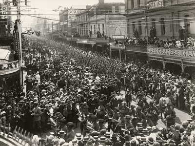 12:e bataljonen, AIF, marscherar genom staden innan de går ombord för tjänstgöring utomlands, Hobart, Tasmanien, 14 oktober 1914. av John Beattie