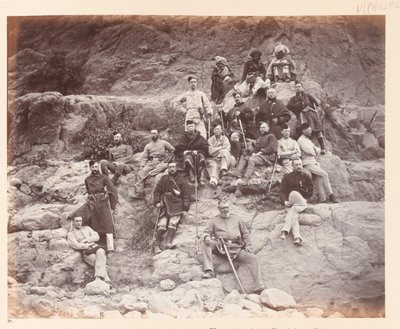 ?Officerare vid 51:a regementet på Sultan Tarra, som visar olika tjänsteuniformer burna?, 1878 av John Burke