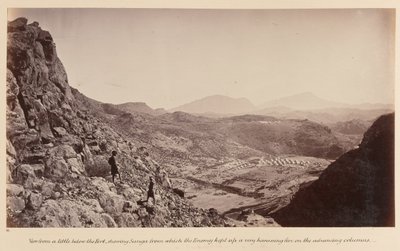 ?Utsikt från lite nedanför fortet, som visar Sunga från vilken fienden höll upp en mycket trakasserande eld mot de framryckande kolonnerna?, 1878 av John Burke