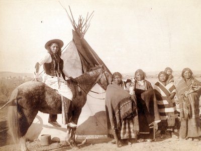 Lakota indiska kvinnor vid tipi, 1891 av John C. H. Grabill