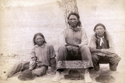Tre Lakota tonårspojkar i västerländska kläder, 1891 av John C. H. Grabill
