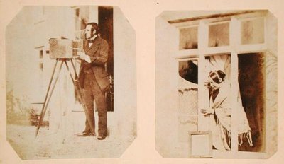 Självporträtt till vänster och Emma Thomasina Llewelyn (1808-81) som trycker ett pappersnegativ i solen till höger av John Dillwyn Llewelyn