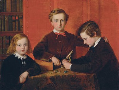 De unga mikroskopisterna: Porträtt av Frank, Harry och Arthur Izod Richards, 10, 8 och 5 år, leker med ett mikroskop av John Edgar Williams