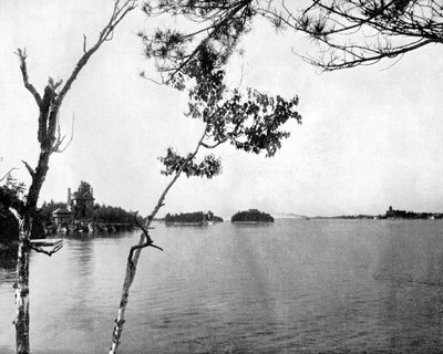 The Thousand Islands, St Lawrence River, Kanada, 1893. av John L. Stoddard