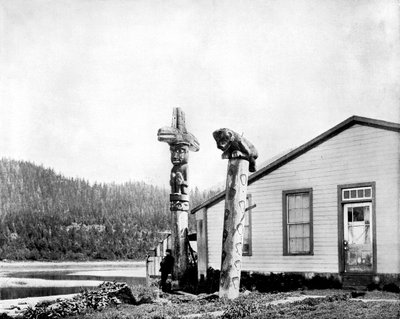 Totempålar, Alaska, USA, 1893. av John L. Stoddard