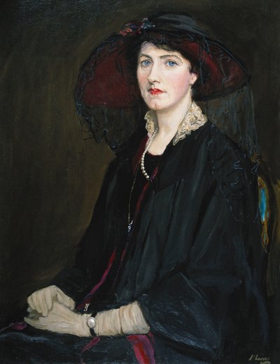 Porträtt av Lady Raeburn, sittande halvlängd, i en jacka med spetskrage, pärlhalsband och svart hatt av John Lavery