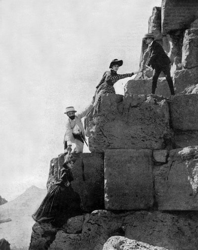 Bestigning av Cheops stora pyramiden i Giza, Egypten, ca. 1890 (s/v foto) av John Lawson Stoddard