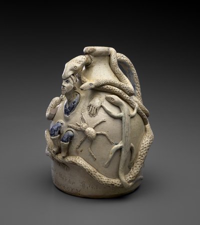 Temperancekanna, ca 1870-72 (saltglaserat stengods med kobolt- och slipdekor) av John Lewis Stone
