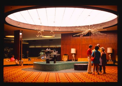 Nevele Hotel Lobby, Wawarsing, New York, USA av John Margolies