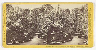 Nevada Fall (700 fot hög), från gångbron, efter snöstorm i juli, nr 1208 ur serien "California - Yo-Semite Valley" av John P. Soule
