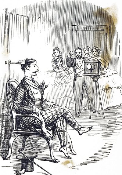 Tecknad film som visar en huvudklämma som används för att hålla fotografens motiv stilla av John Tenniel
