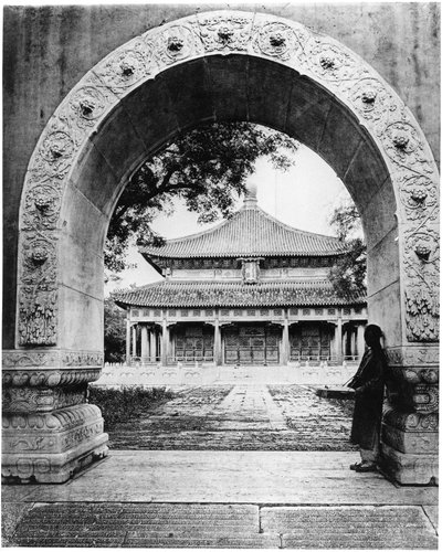 Valvgång till Hall of Classics, Peking, c.1867-72 av John Thomson