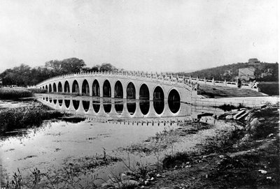 Kina, bro, ca 1870 (foto) av John Thomson
