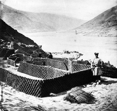Torkning av bränsle för export, Hubeiprovinsen, ca 1870 av John Thomson