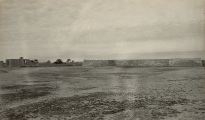 Fort, troligen VOC:s Fort Mosselstein vid Band-e Charak nära Bandar-e Lengeh i Iran av John Thomson