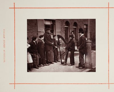 Italienska gatumusikanter, 1877. av John Thomson