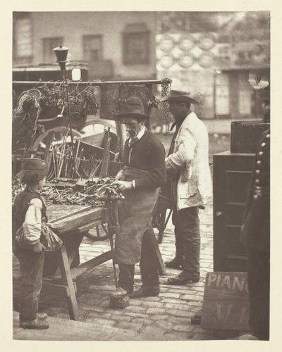Gatulåssmeden, 1881. av John Thomson