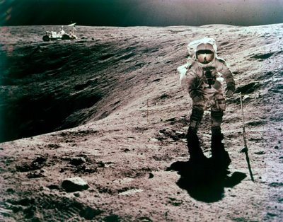 Astronaut Charles Duke vid Descartes landningsplats, Apollo 16-uppdrag, april 1972. av John Watts Young