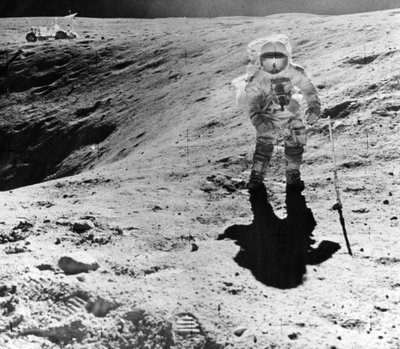 Charles Duke samlar in prover vid Descartes landningsplats under Apollo 16-uppdraget, 1972 av John Watts Young
