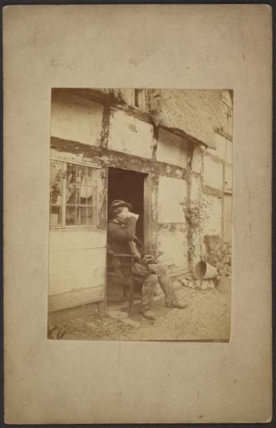 [Sittande man dricker ur mugg i öppen dörröppning] av John Whistler